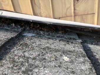 飛ばされた古いスレート屋根のカバー工事