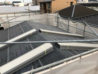 飛ばされた古いスレート屋根のカバー工事