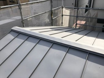 飛ばされた古いスレート屋根のカバー工事