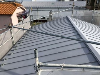 飛ばされた古いスレート屋根のカバー工事