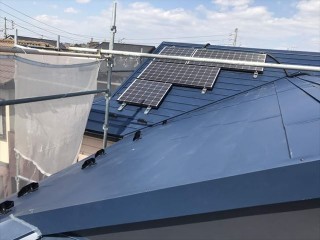 太陽光のある屋根のカバー工事