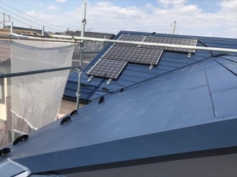 太陽光のある屋根のカバー工事