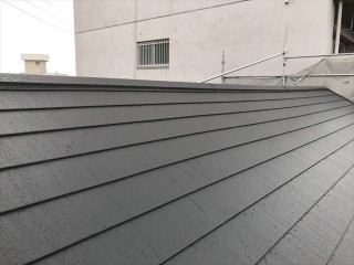 瓦が半分落ちた屋根
