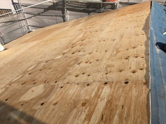 瓦が半分落ちた屋根
