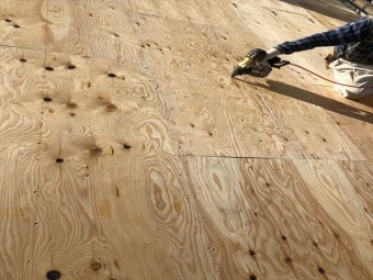 瓦が半分落ちた屋根