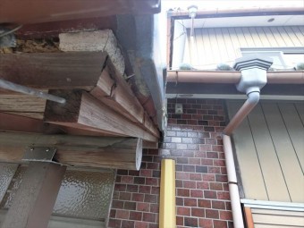 玄関ポーチ部漆喰の剥がれ