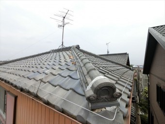 瓦屋根の全景
