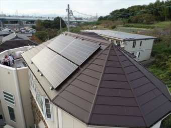 急勾配の屋根に太陽光パネル