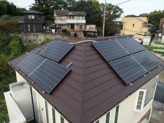 急勾配の屋根に太陽光パネル