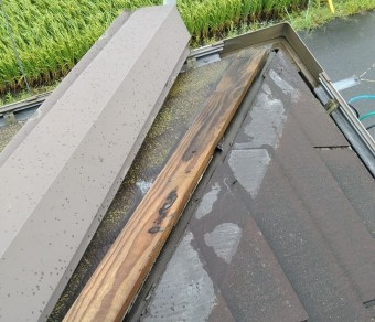 棟板金の中の木材