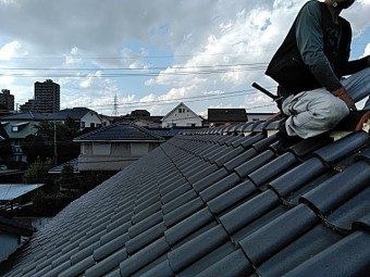飛んだ棟瓦をガルバ棟瓦に交換