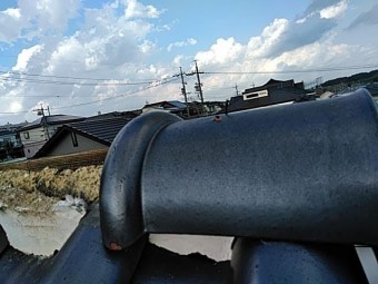 飛んだ棟瓦をガルバ棟瓦に交換