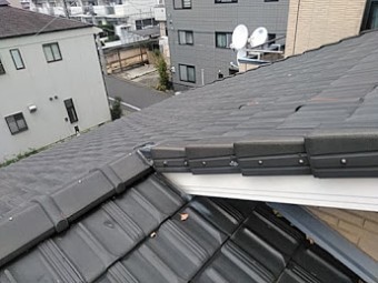 繁華街で瓦が飛んだ