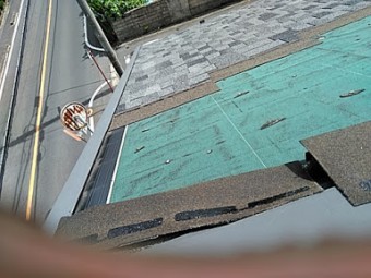 半分飛ばされた屋根