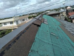 半分飛ばされた屋根