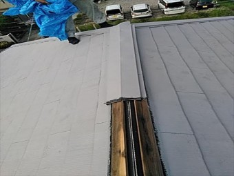 塗装したてで屋根カバー工事