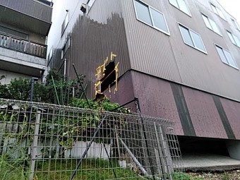 トタンに穴