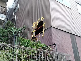 トタンに穴