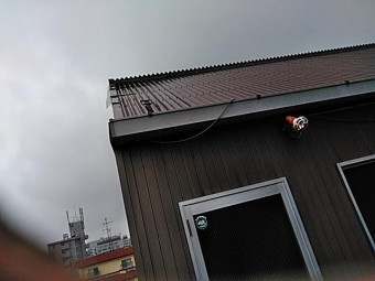 トタンに穴