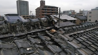 台風で飛ばされた瓦