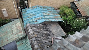 台風で飛ばされた瓦