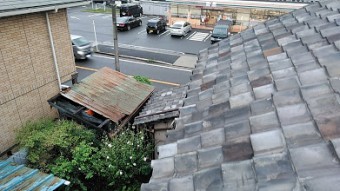 台風で飛ばされた瓦