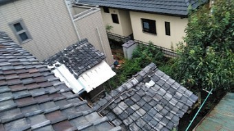 台風で飛ばされた瓦