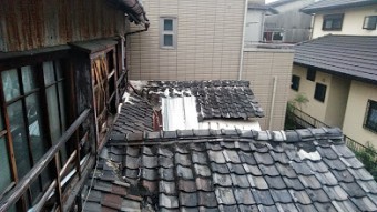 台風で飛ばされた瓦