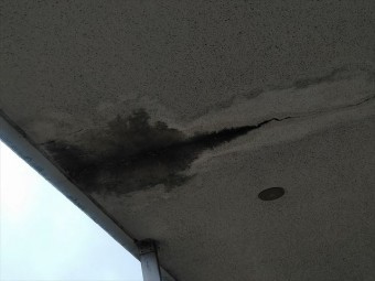 軒天の雨染み跡