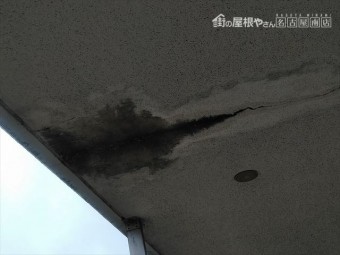 軒天の雨染み跡