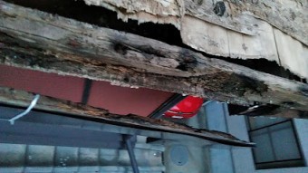 増築部の金属屋根が飛ばされる