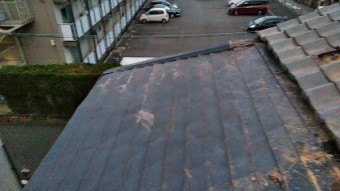 増築部の金属屋根が飛ばされる