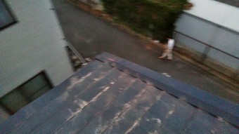 増築部の金属屋根が飛ばされる