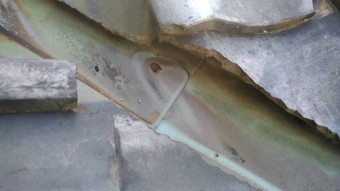 谷板金に穴あき