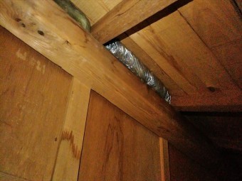 屋根裏の軒先部分に雨染み