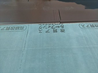 塗装したてで屋根カバー工事