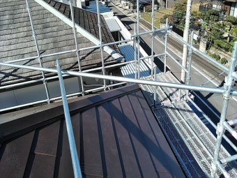 塗装したてで屋根カバー工事