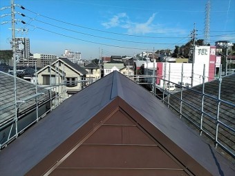塗装したてで屋根カバー工事