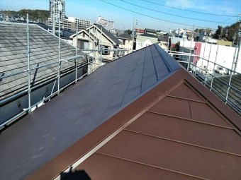 塗装したてで屋根カバー工事