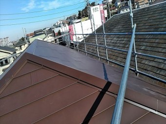 塗装したてで屋根カバー工事