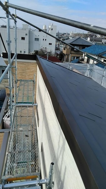 スレートが1枚飛んでカバー工事