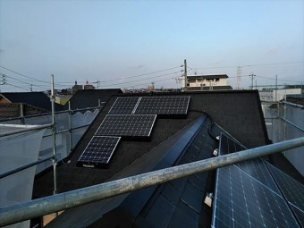 太陽光のある屋根のカバー工事