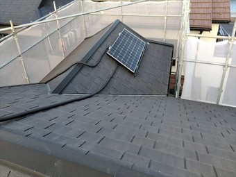 太陽光のある屋根のカバー工事