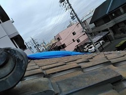 瓦が半分落ちた施工前