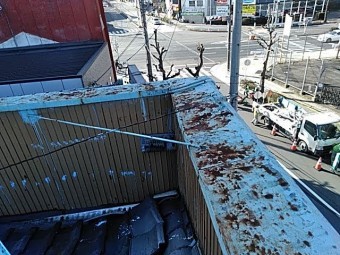 ビルの屋根瓦の点検