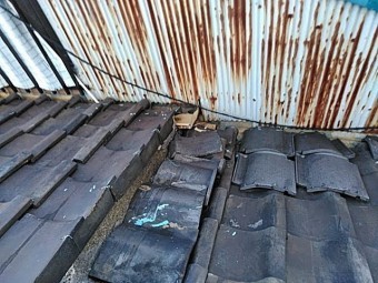 ビルの屋根瓦の点検
