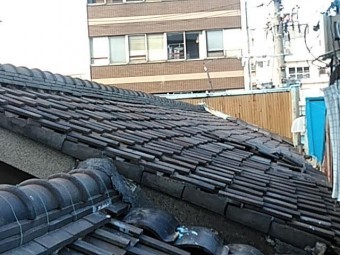 ビルの屋根瓦の点検
