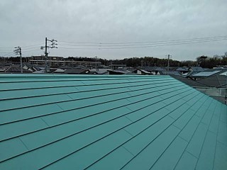 滑る屋根、飛ばされた板金