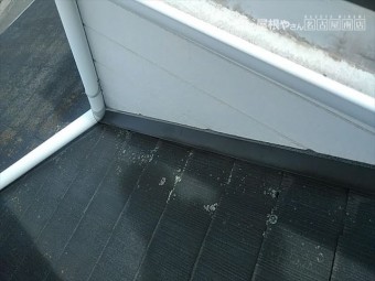 滑るスレート屋根の点検