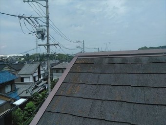 滑るスレート屋根の点検